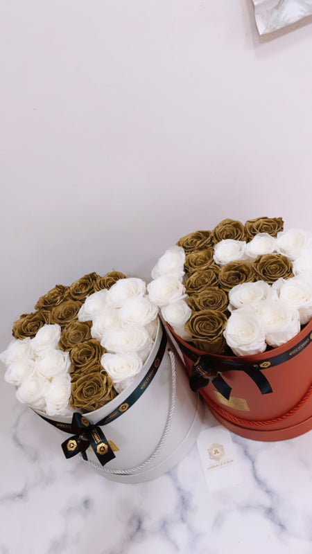 ROUND CUSTOMIZED ROSE BOX WITH GOLD METALLIC ROSES