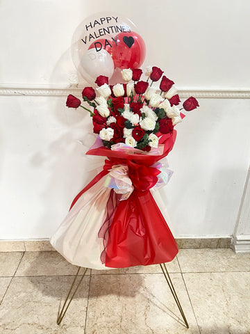 FLOWER STAND WITH FLOWERS AND CUSTOMIZED BALLON